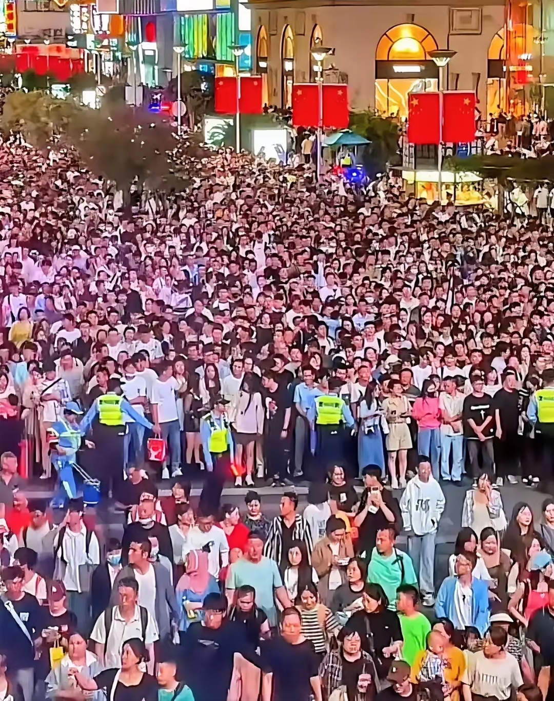 2024年10月3日下午,上海南京东路熙熙攘攘壮观的人群场面