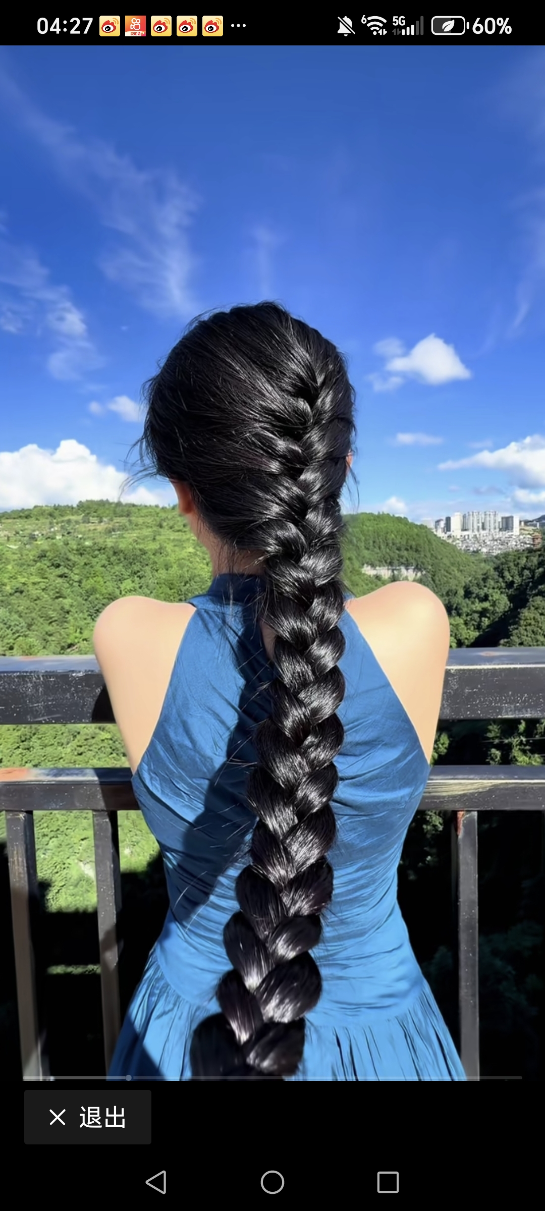 "村里有个姑娘叫小芳,长得好看又大方,一双美丽的大眼睛,辫子粗婴长