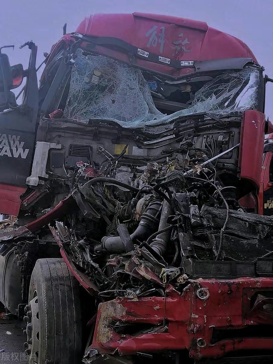 呼北高速发生惨烈的特大交通事故