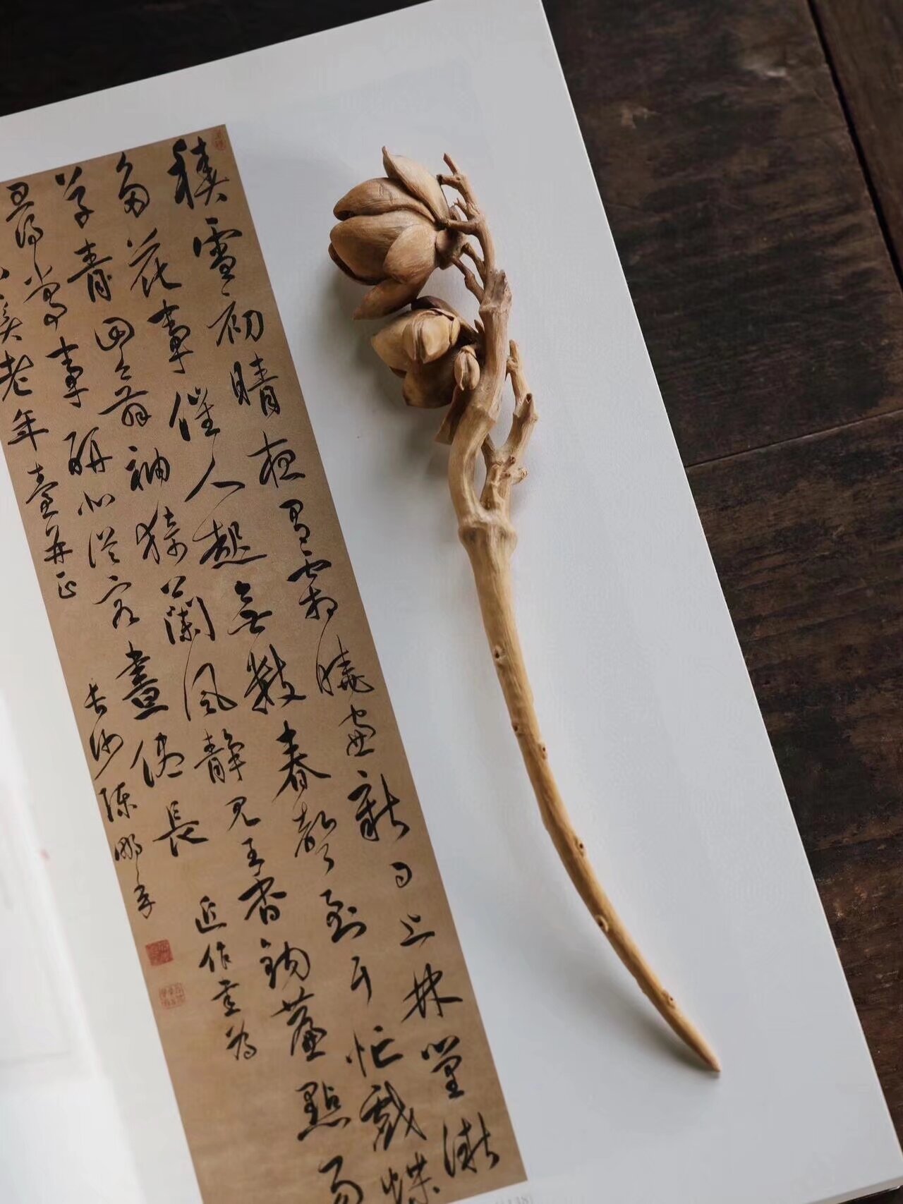 把木头雕出玉兰花的样子,我好佩服这个制作的人呀啊,真的很厉害,不