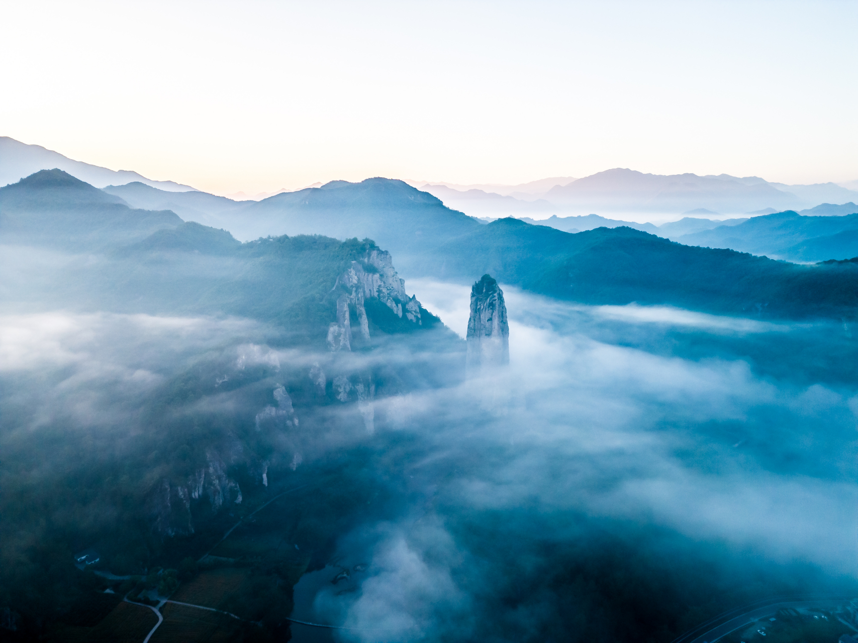 鼎湖峰航拍图片