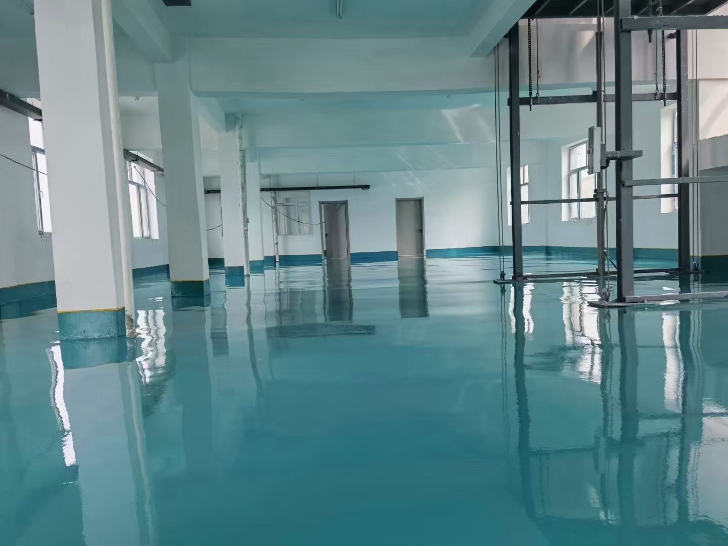 环氧地坪施工完整指南：从基层处理到验收，山东厂房与地下车库地面怎么做