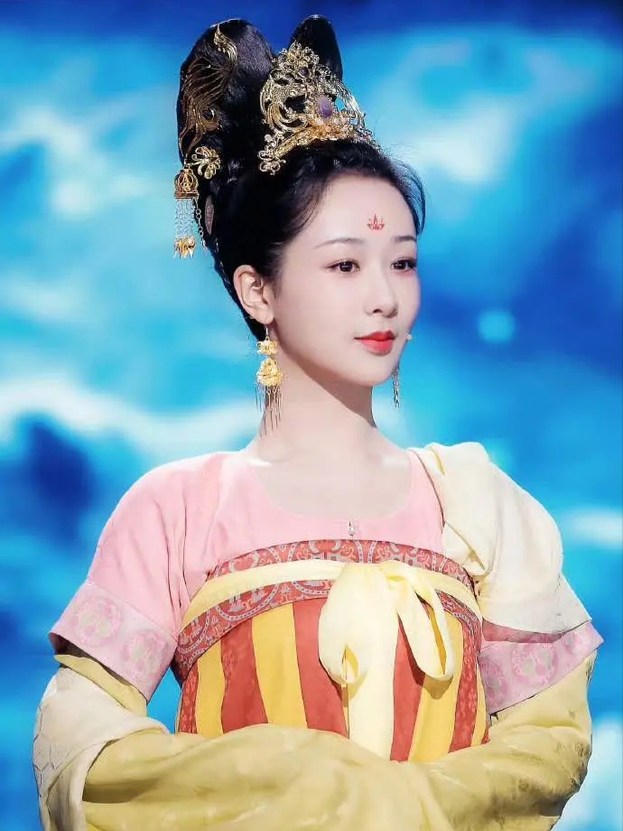 【翩然欲飞——惊鹄髻】惊鹄髻由魏晋时期的惊鹤