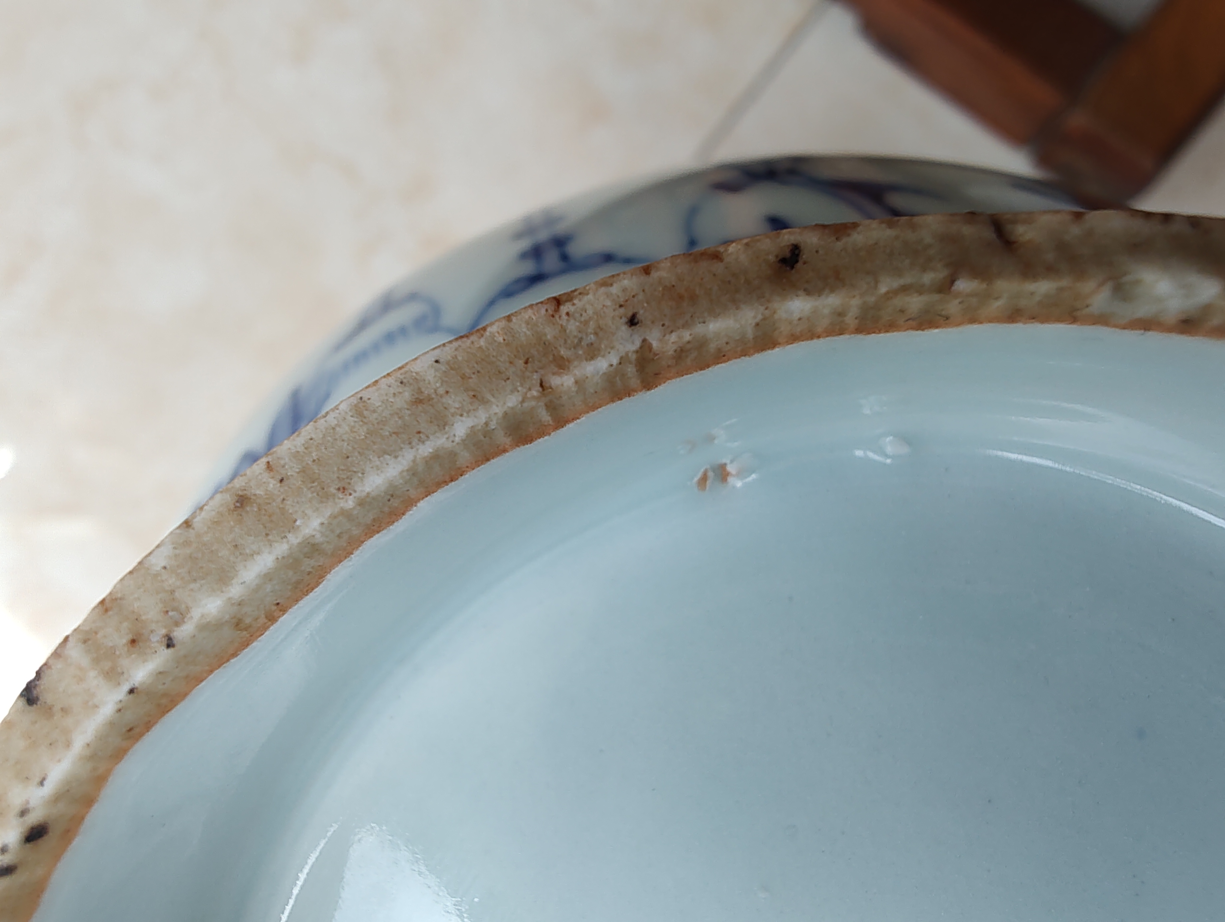 其实景德镇元明清胎土本质非常纯净洁白,尤其到了清代,高白细腻.