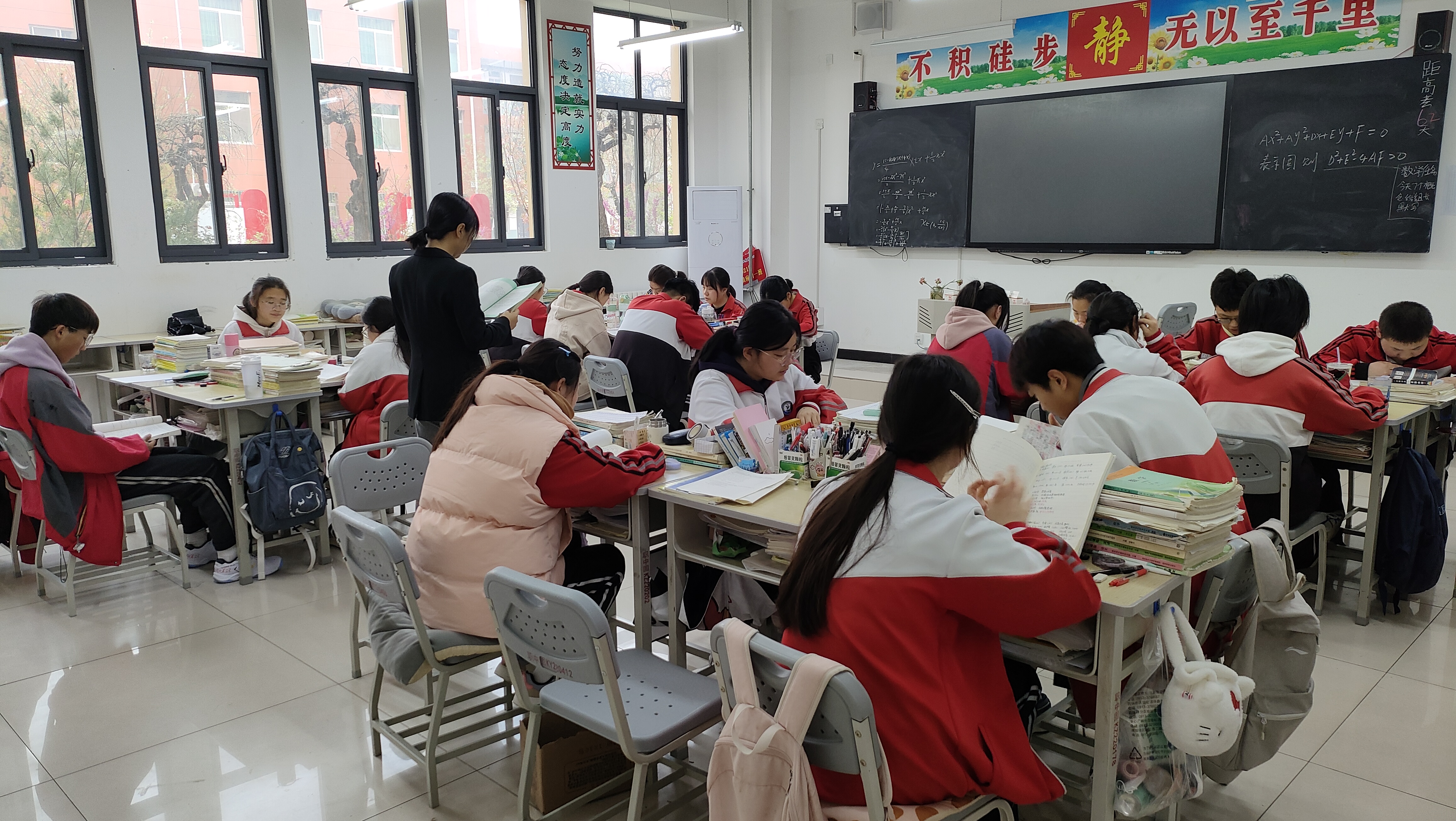 学子们身着校服,端坐于课桌之前,埋头苦读,笔耕不辍.