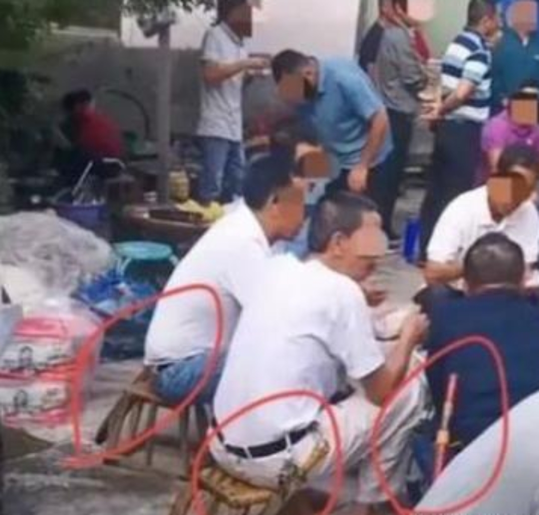 这是什么情况,好家伙,每个人身上都备着一把刀,这是在拍古惑仔吗?
