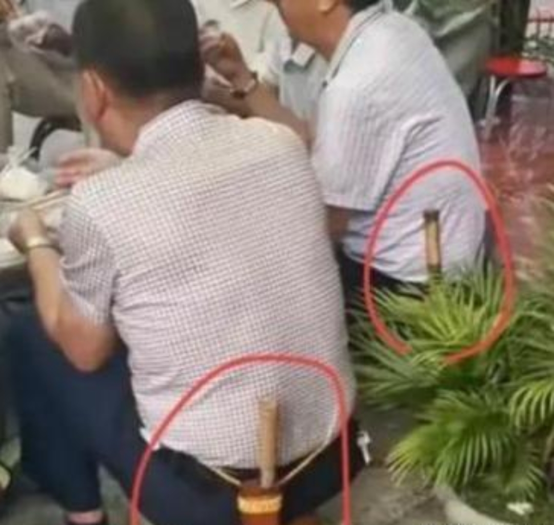 这是什么情况,好家伙,每个人身上都备着一把刀,这是在拍古惑仔吗?