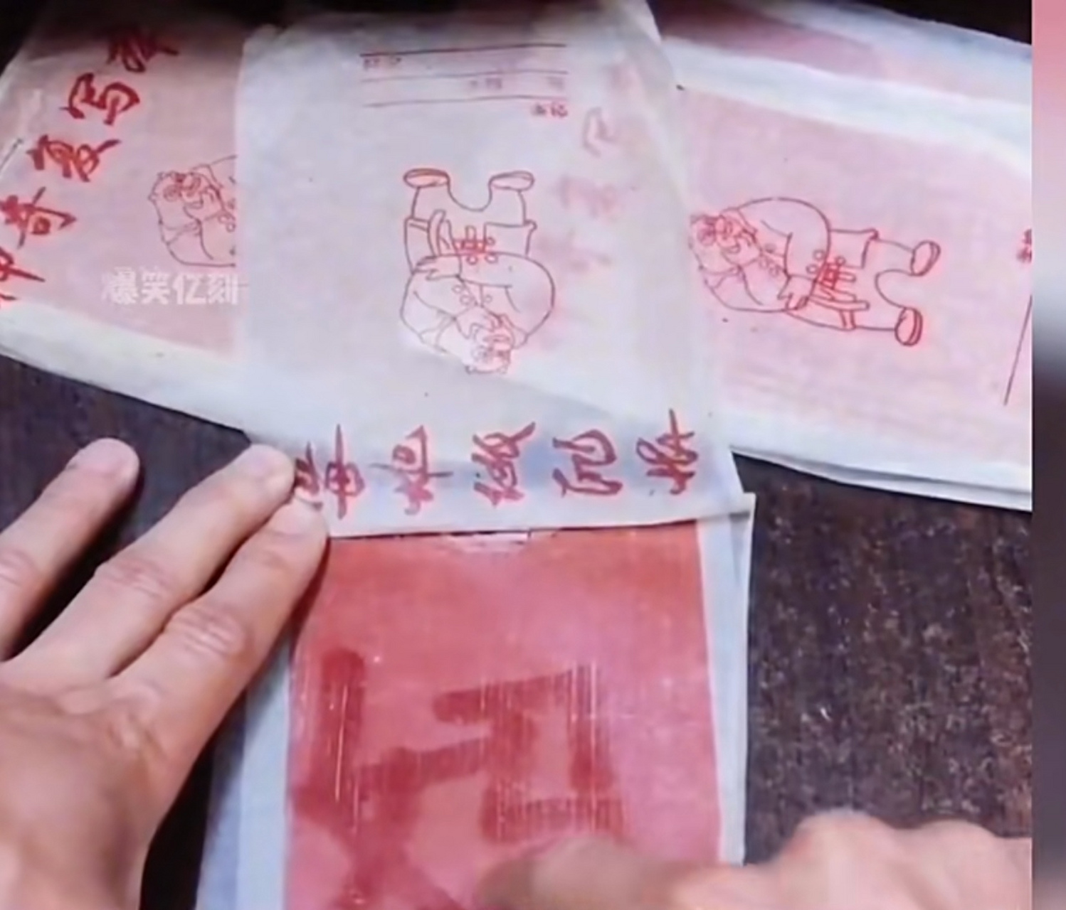 小时候的我,总是对新奇事物充满好奇,就像那张神奇的复写纸.