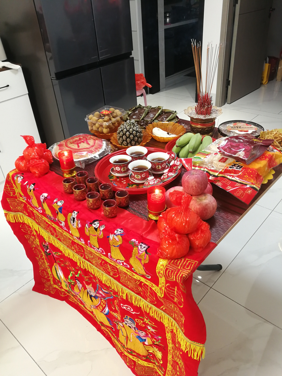 食物,碗,杯子,橘子,苹果和酒杯,供桌上的每一物都诉说着一个故事
