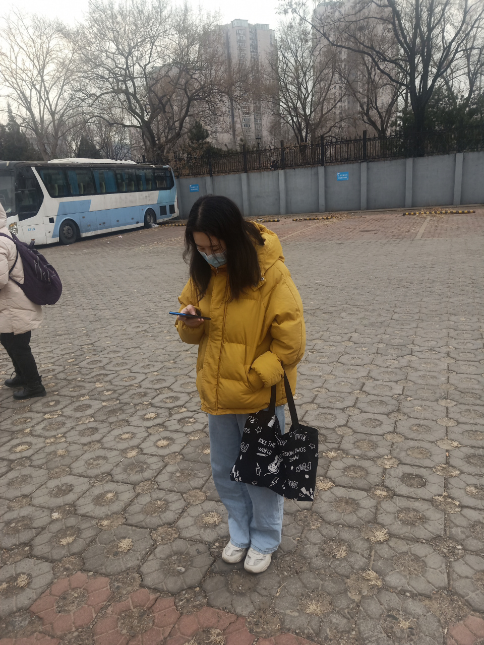 群众演员拍摄现代电视剧,地点在北京市海淀区中央电视塔的海底世界