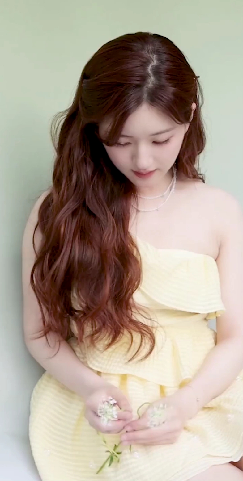 赵露思身穿黄色蛋糕裙,尽显夏日清爽活力.