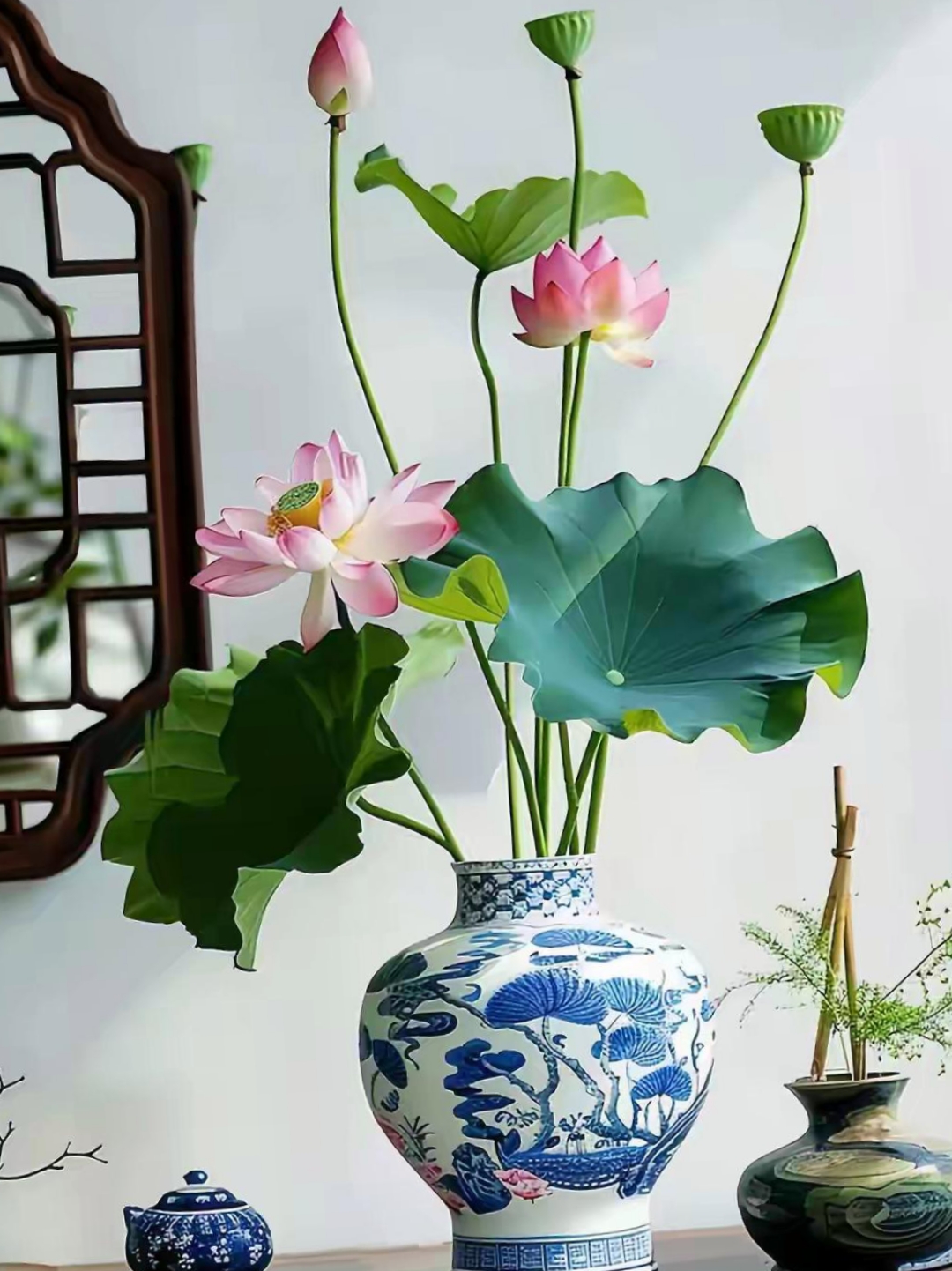 这插在花瓶中的荷花,虽脱离了池塘的滋养,却依然以其顽强的生命力和