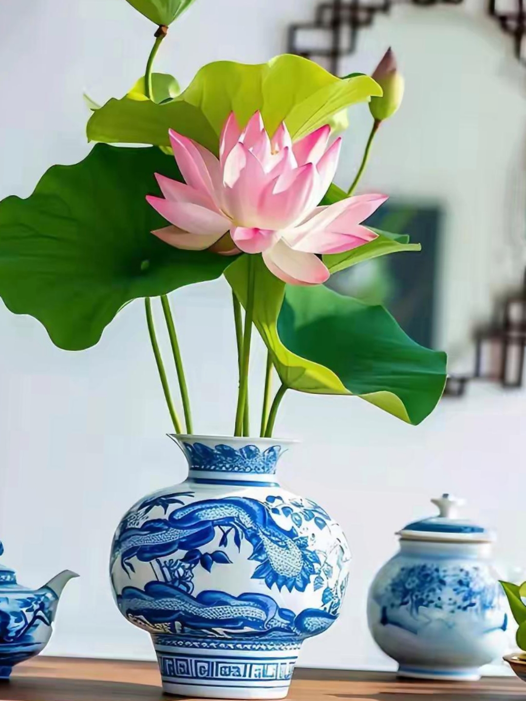 这插在花瓶中的荷花,虽脱离了池塘的滋养,却依然以其顽强的生命力和