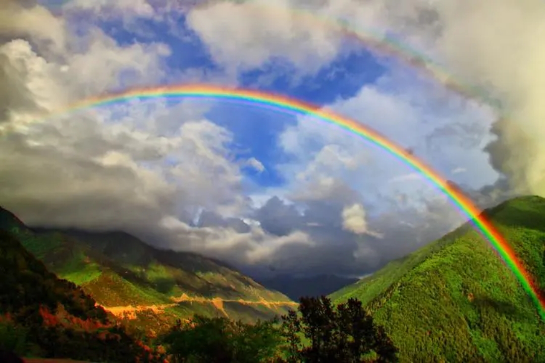 雨过天晴,天空中出现了一道道彩虹,它们如同桥梁一般跨越在天际,色彩
