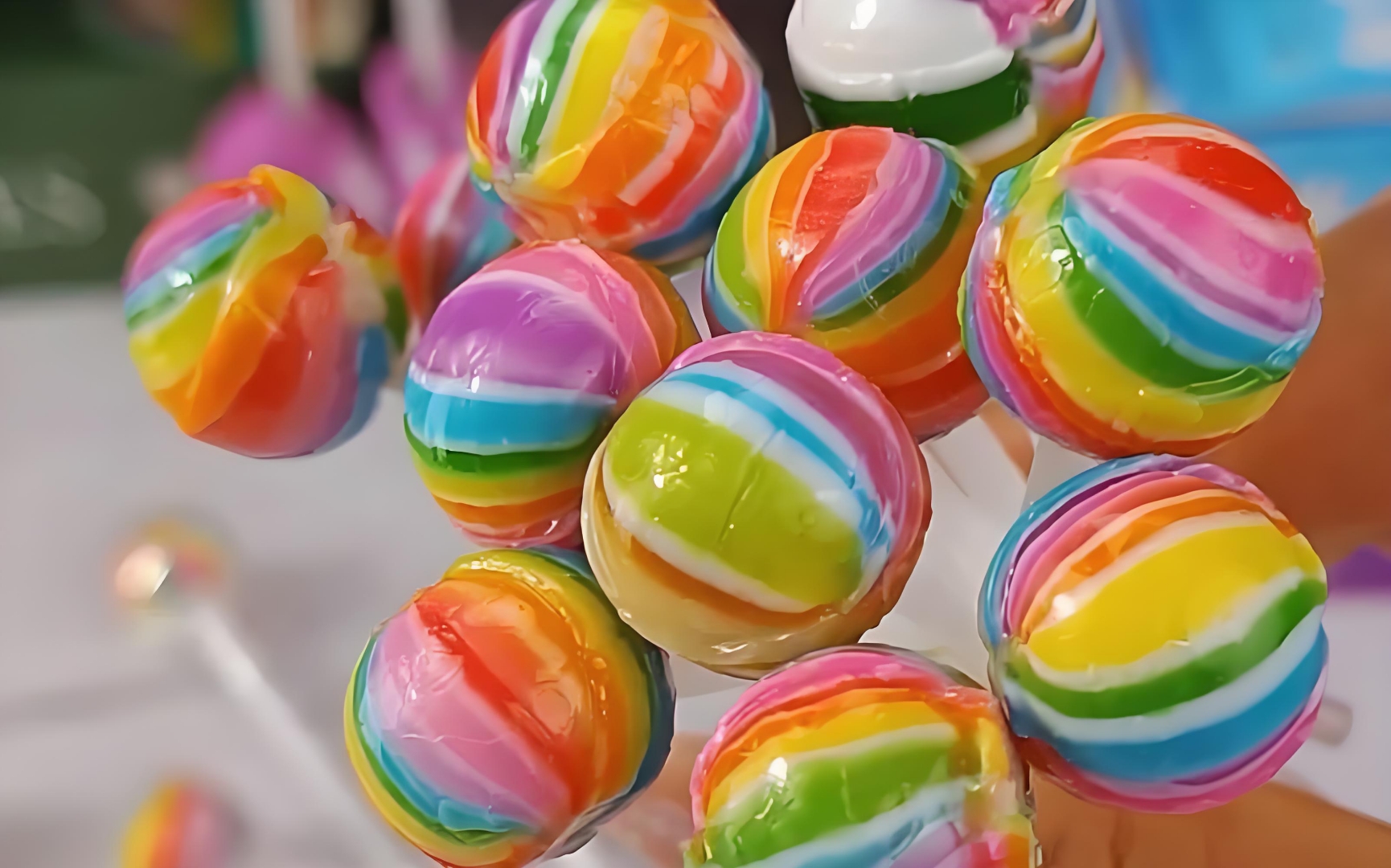 幼儿能识别棒棒糖的颜色,形状等基本特征. 2