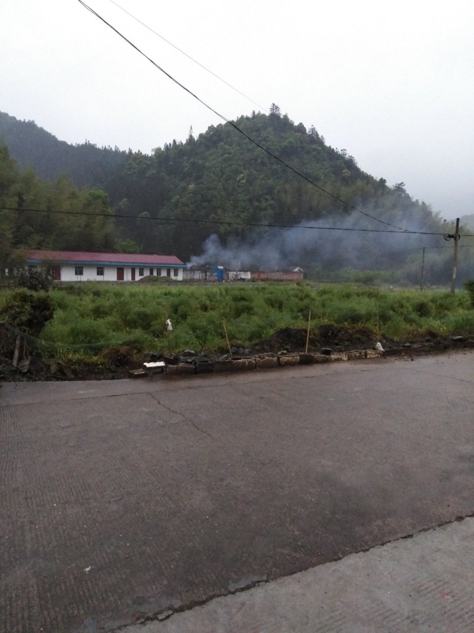 池洲市石台县横渡镇河西村汪村组.清晨还在冒烟