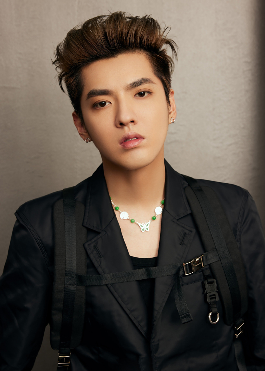 吴亦凡的生活照,一律不苟言笑.是真酷还是摆拍?