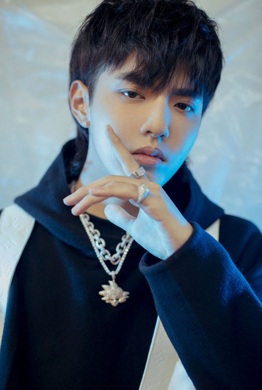 吴亦凡的生活照,一律不苟言笑.是真酷还是摆拍?