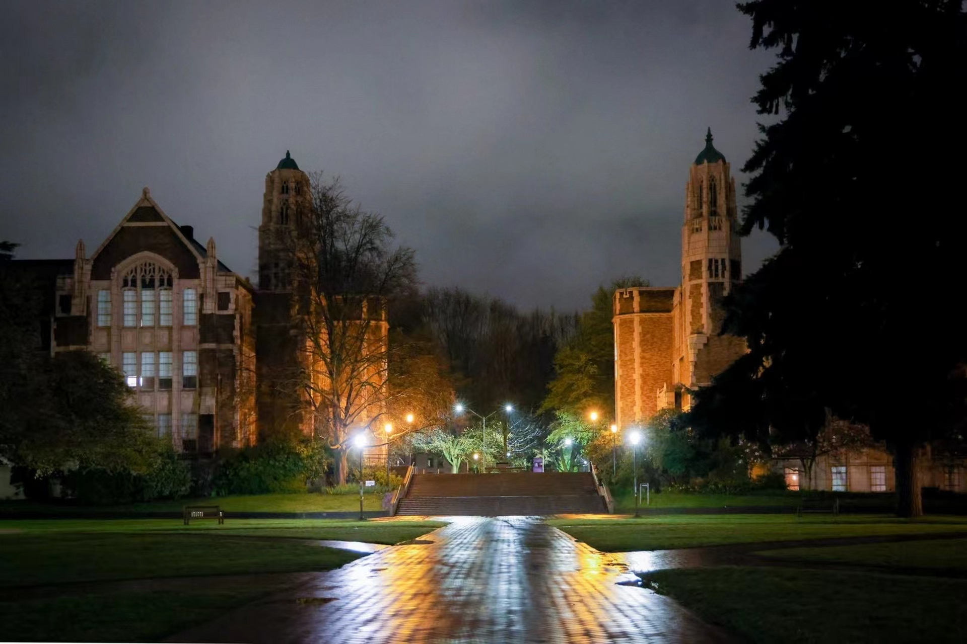 美国的华盛顿大学,夜晚的校园安静而又美好