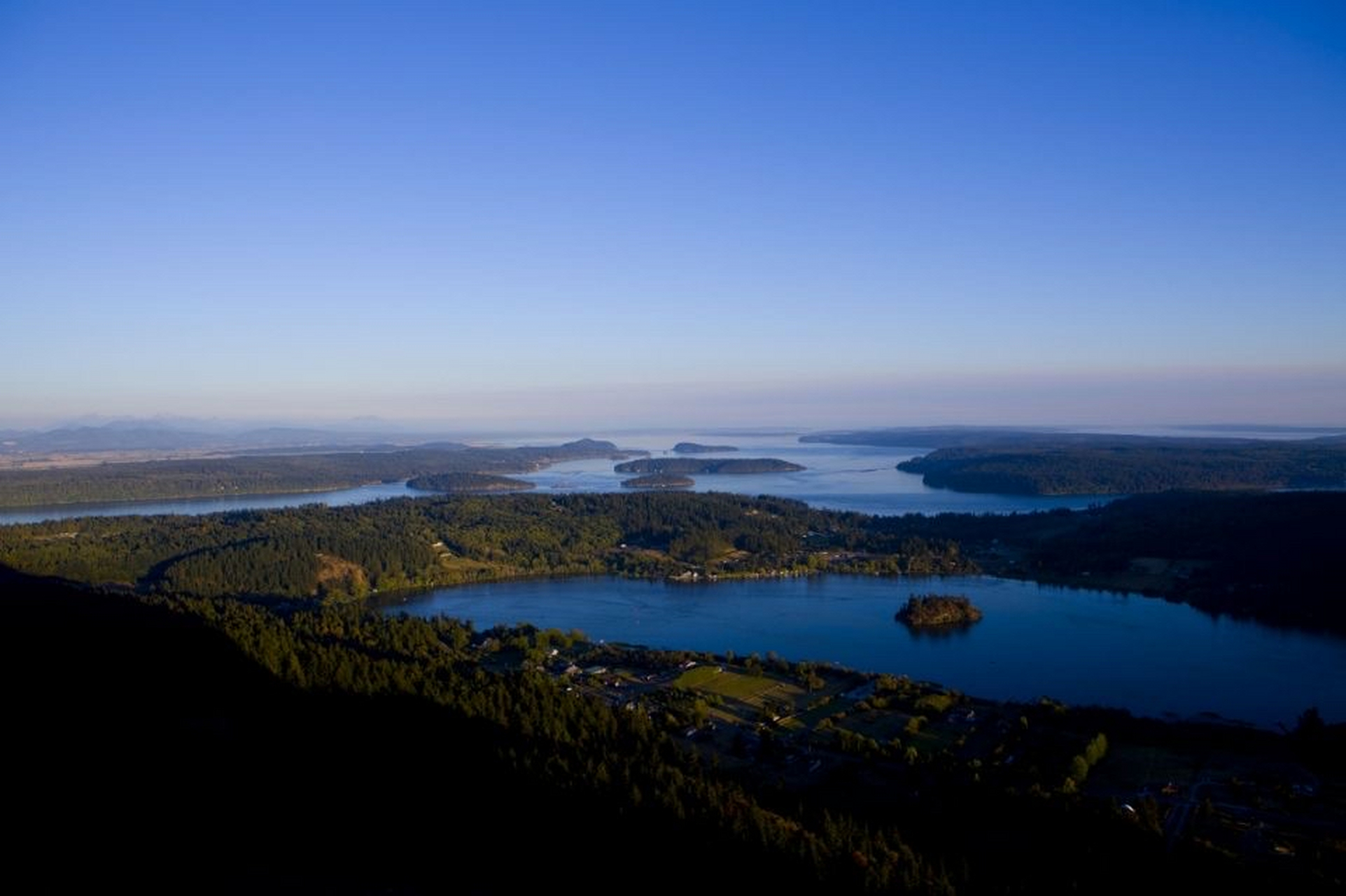 这么宁静的海景是位于圣胡安群岛,,是美国西雅图市周边绝佳的风景,距