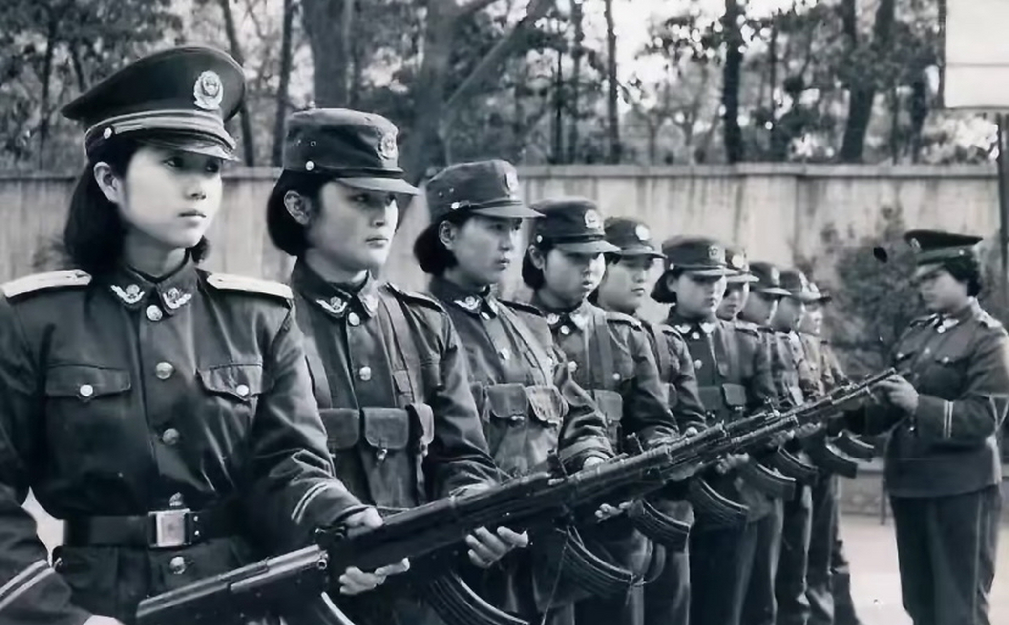 这是摄于1992年春季,上海武警通信站话务分队女兵训练时的一组镜头