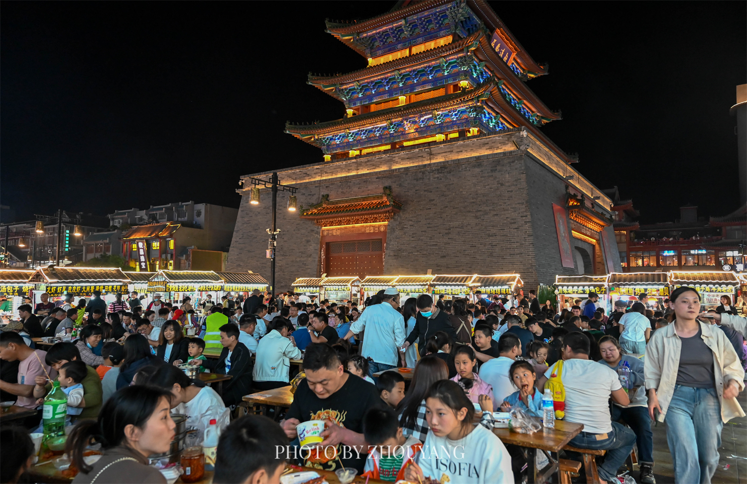 【开封鼓楼夜市】开封最热闹的美食天地 鼓楼夜市是开封夜市客流量最
