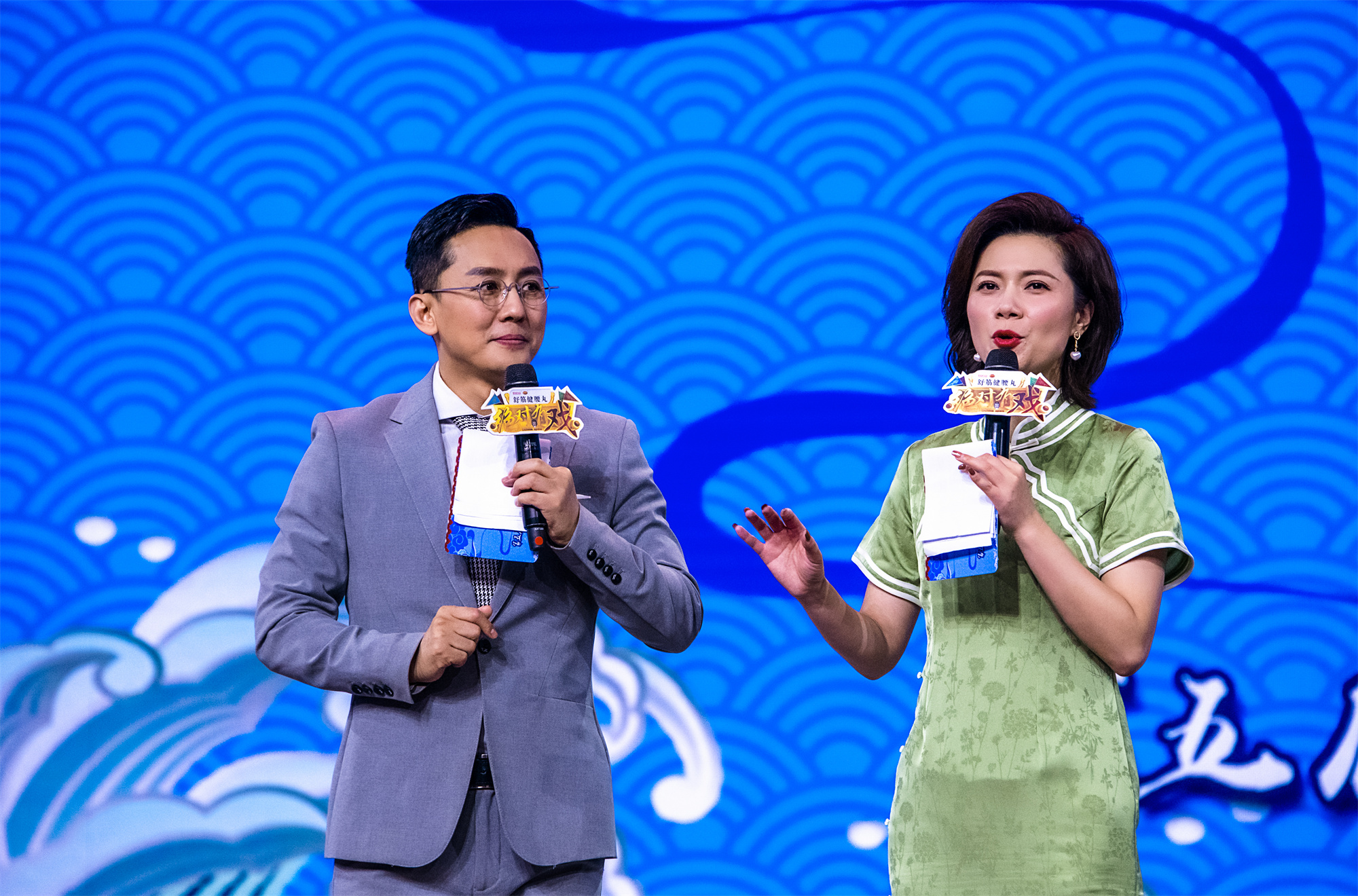 知名电视节目主持人小龙和程成———小龙,姓名龙星妤,女,河北广播