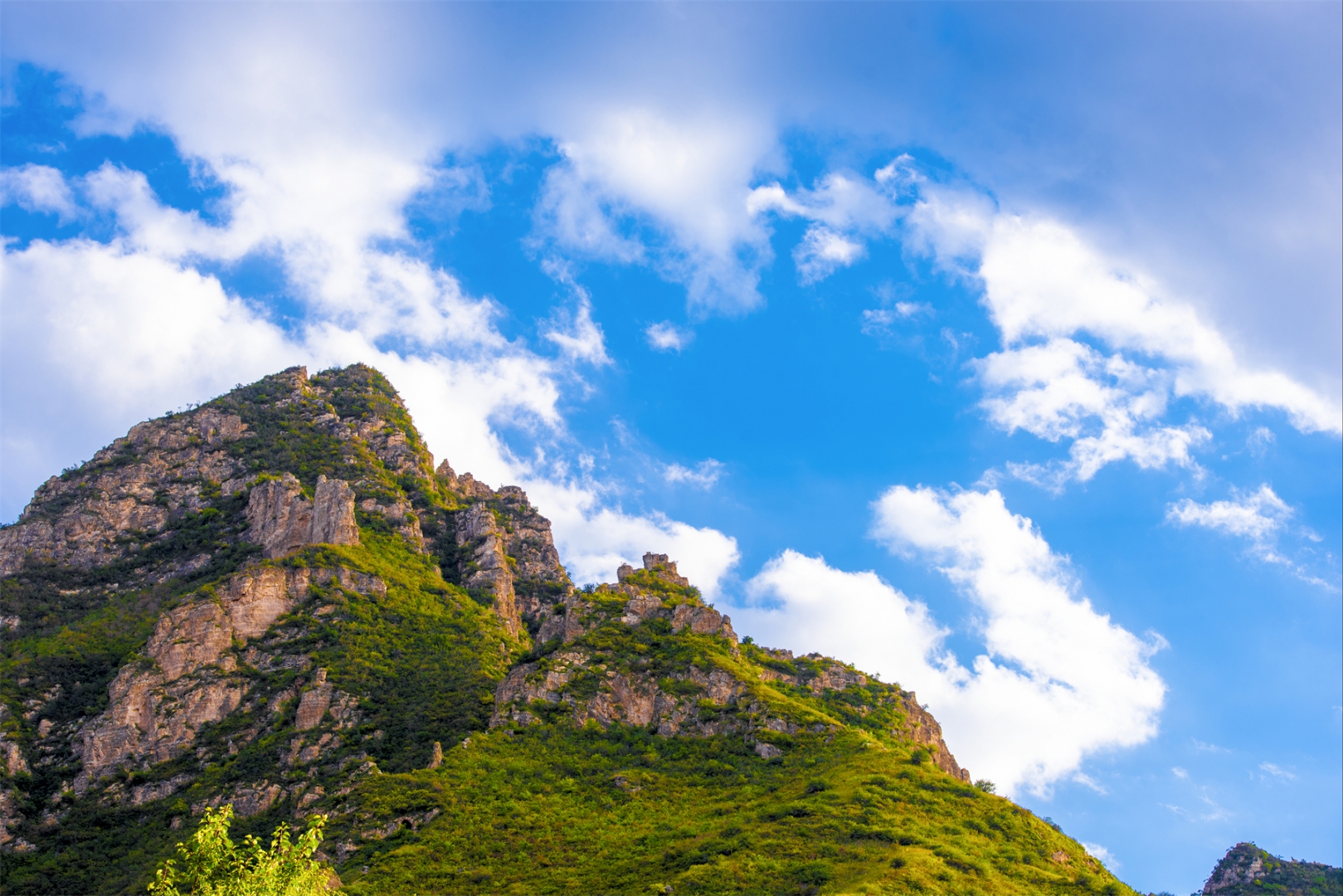 翠屏山奇峰异谷雄伟险要,高原草甸植被富饶,生态资源独特,素有"观史蔚