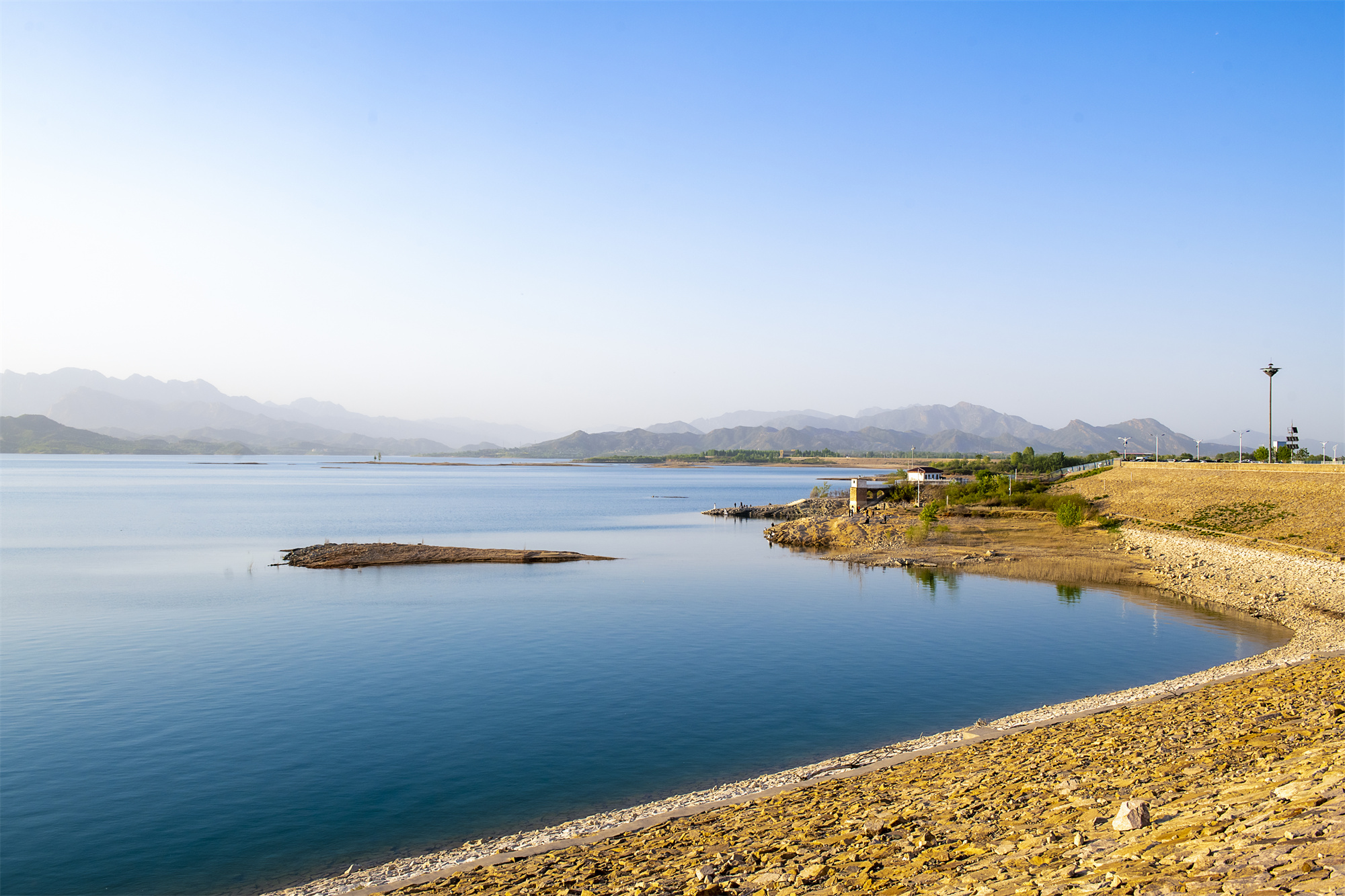 【岗南水库风光】岗南水库位于河北省平山县境内,滹沱河干流之上,1958