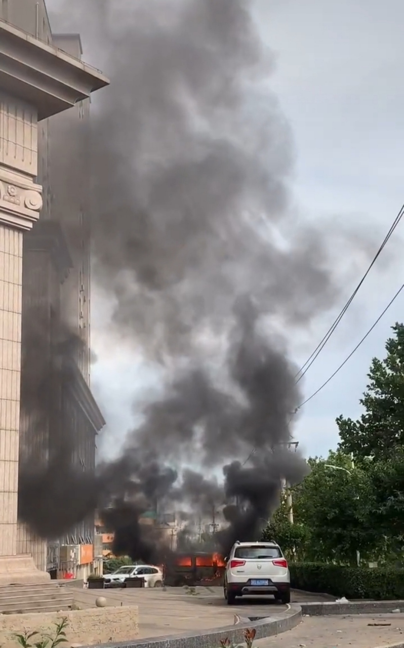 近日,有网友爆料在武安金桥大酒店门口一辆面包车自燃,到处浓烟滚滚