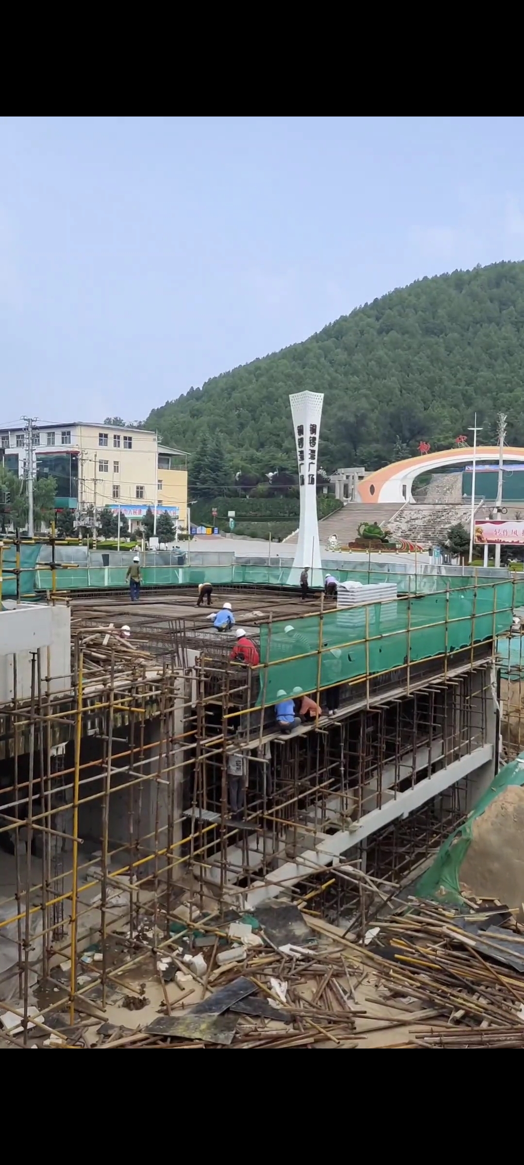 邯郸市涉县的铜锣湾广场从开工到建设目前已经有八个月左右了,大傅妹