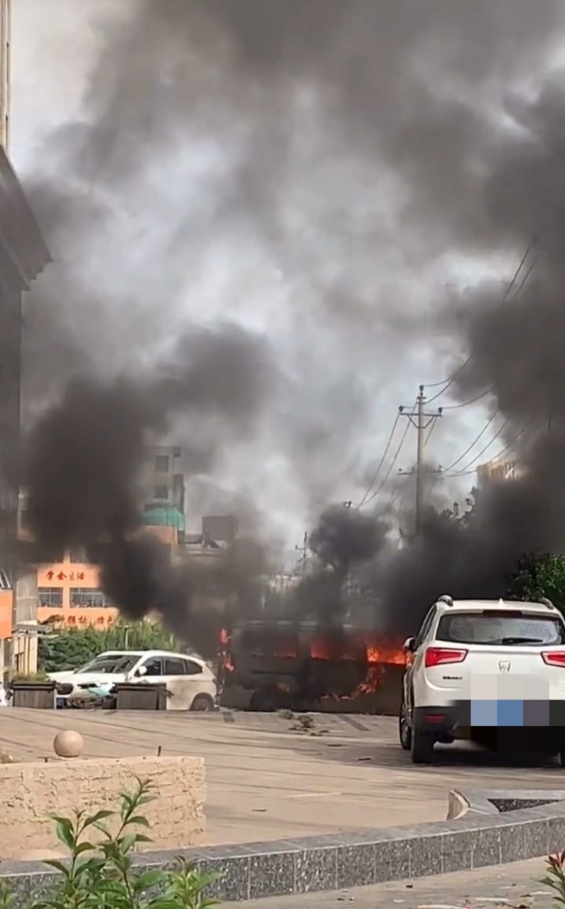近日,有网友爆料在武安金桥大酒店门口一辆面包车自燃,到处浓烟滚滚
