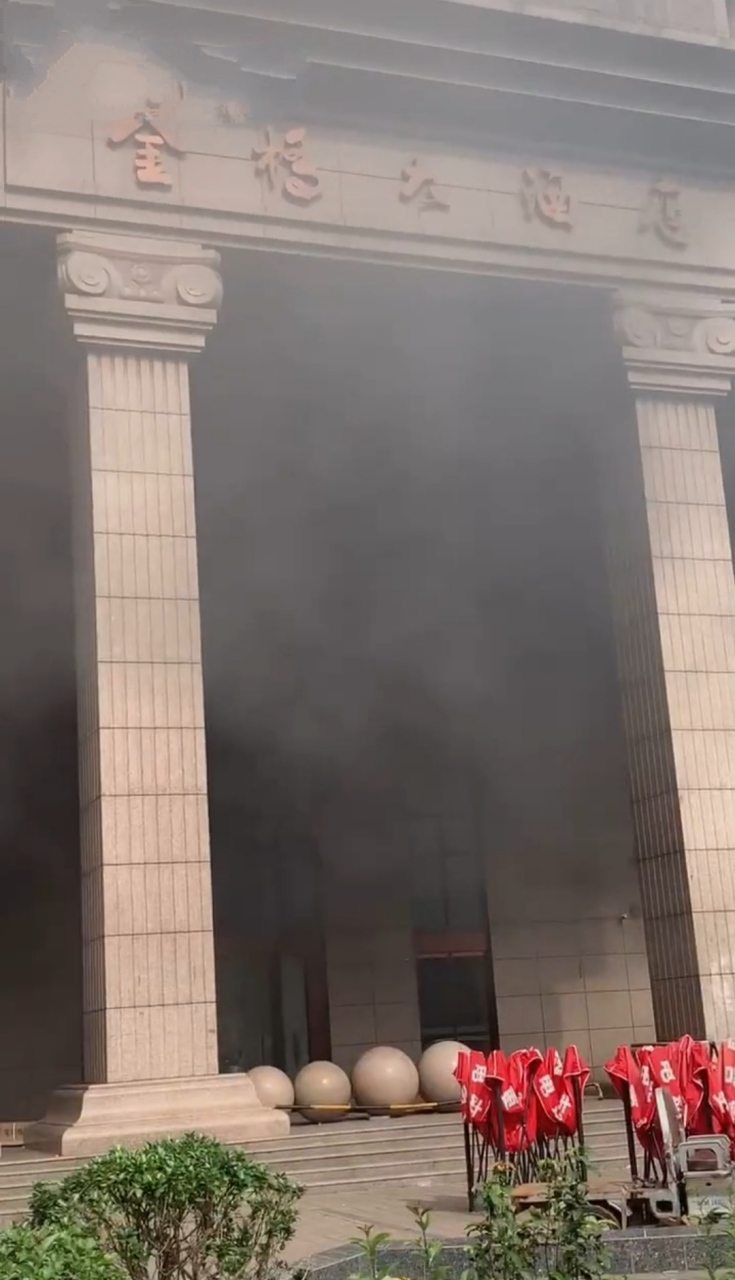 近日,有网友爆料在武安金桥大酒店门口一辆面包车自燃,到处浓烟滚滚