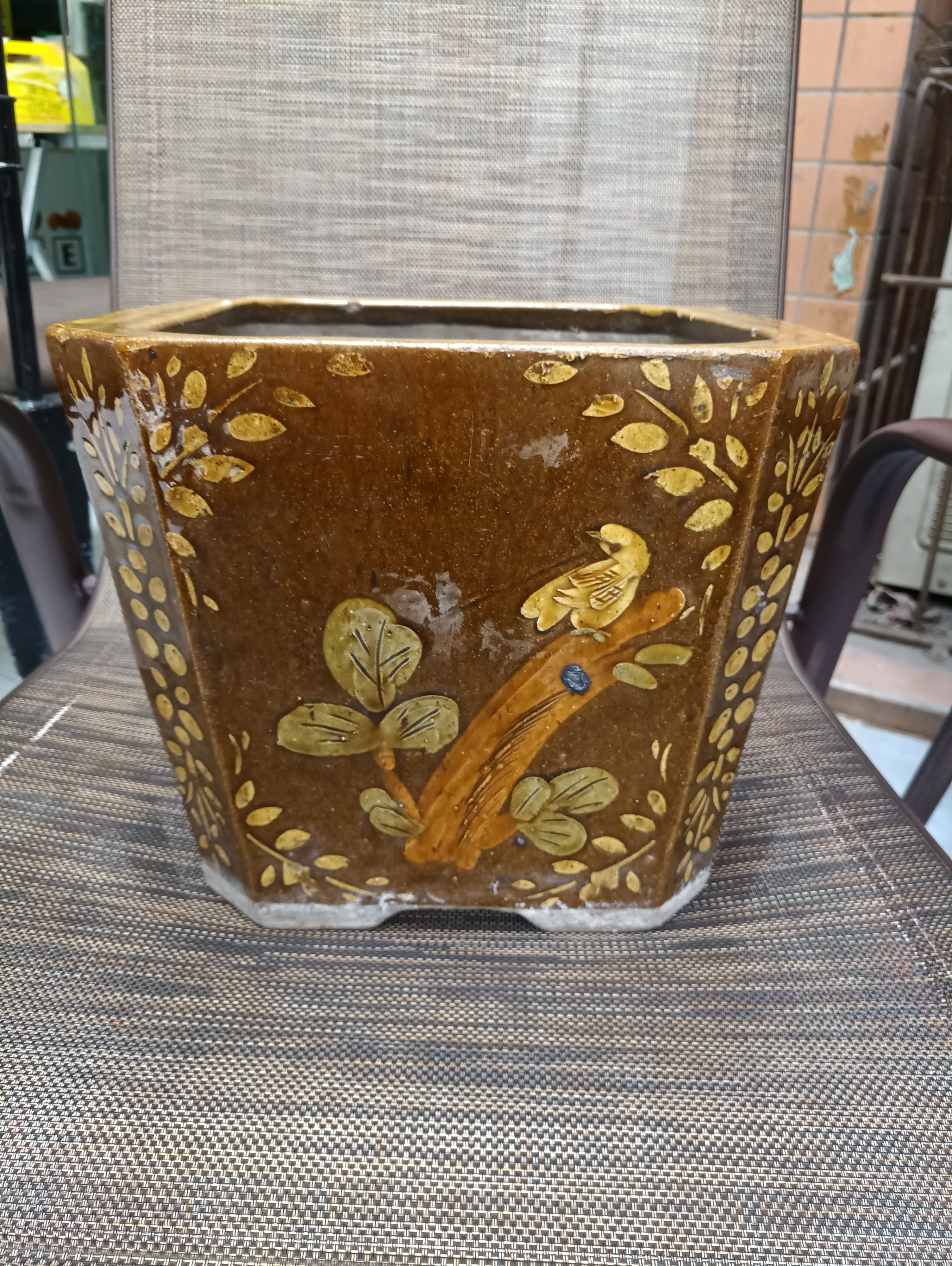 星期天逛市场,买到一个有特色的花盆,收藏的乐趣!