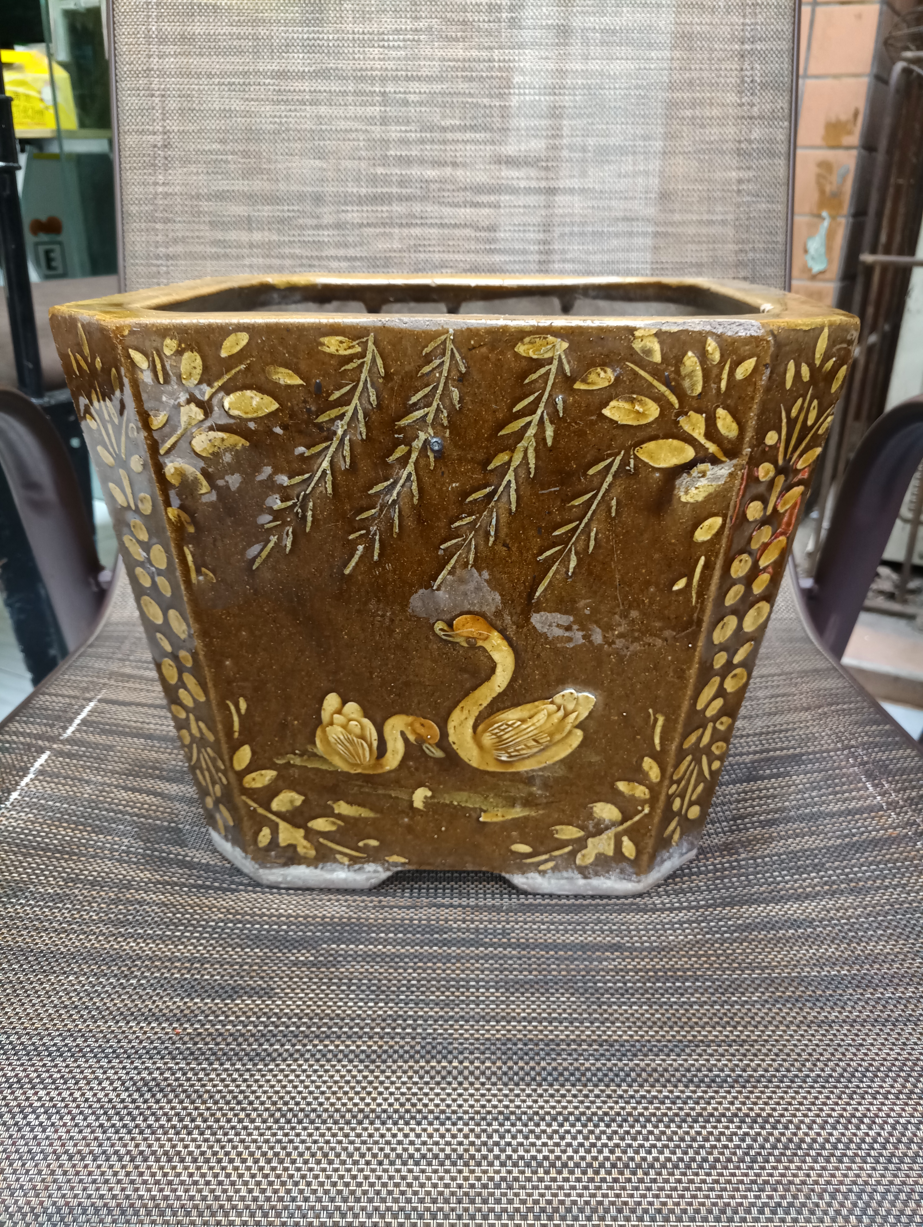 星期天逛市场,买到一个有特色的花盆,收藏的乐趣!