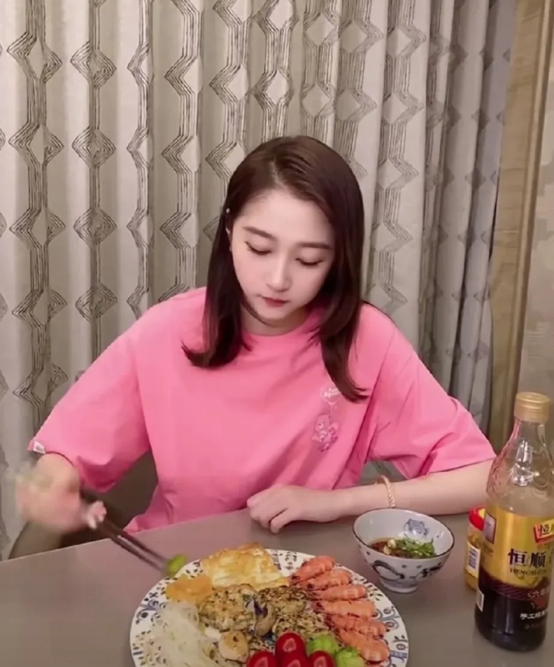 演员关晓彤的晚餐,这么吃还能保持好身,天生瘦的体质