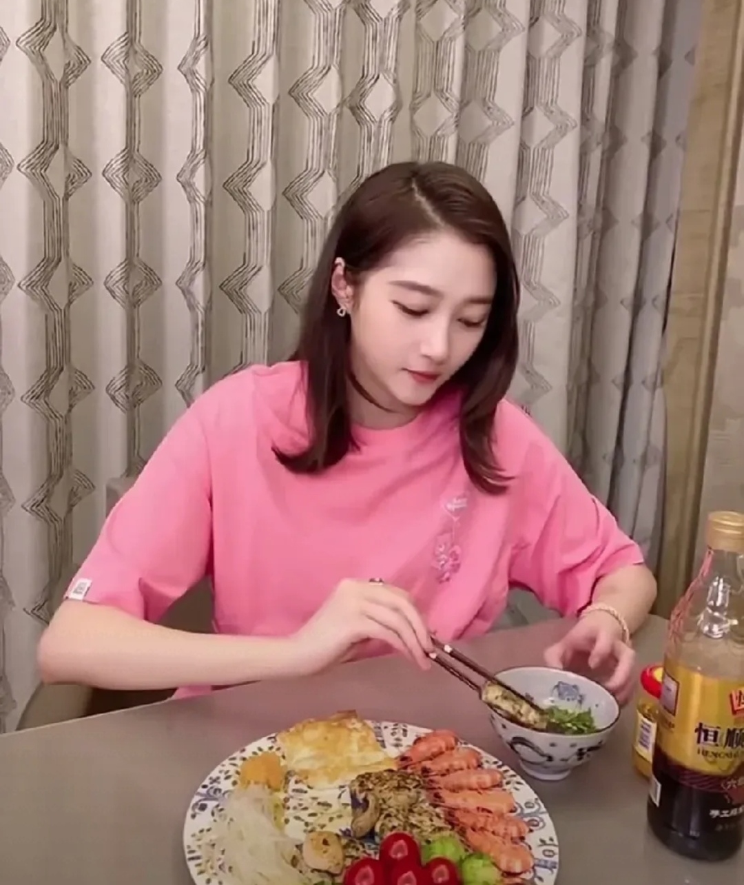 演员关晓彤的晚餐,这么吃还能保持好身,天生瘦的体质