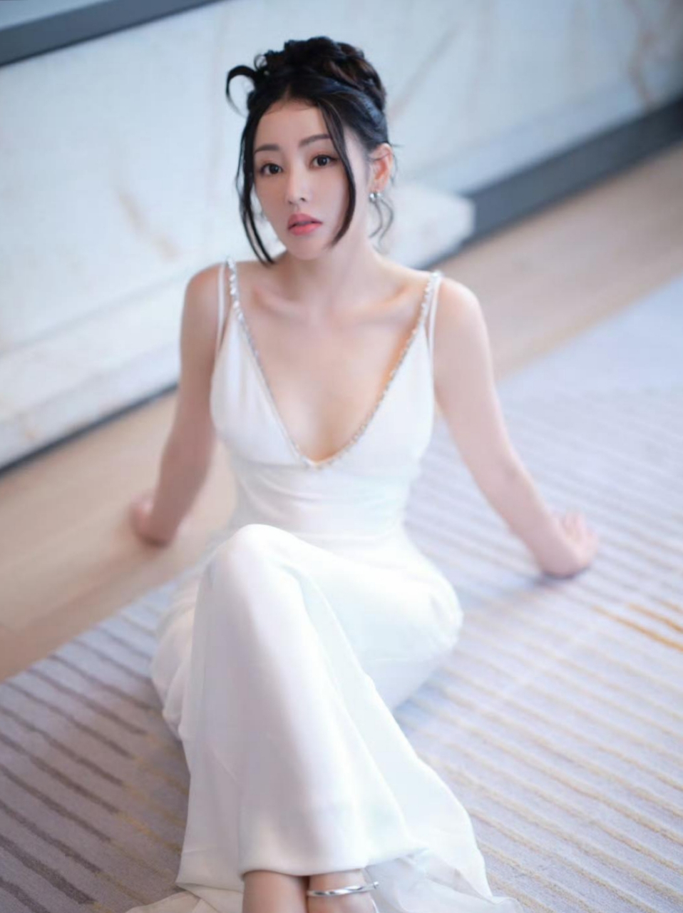 今日分享:张天爱性感吊带白色连衣裙