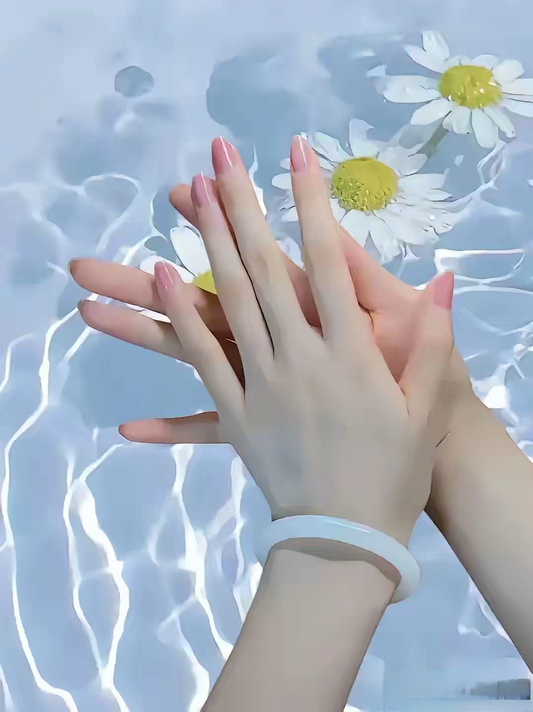 但手不一样,看到白嫩嫩的手,摸上去软乎乎的,心里都跟着变得软绵绵