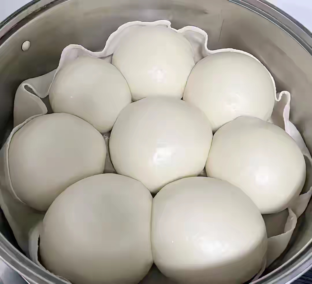 出锅的馒头刚出锅的馒头图片圆馒头图片自己蒸的圆馒头热气腾腾的馒头