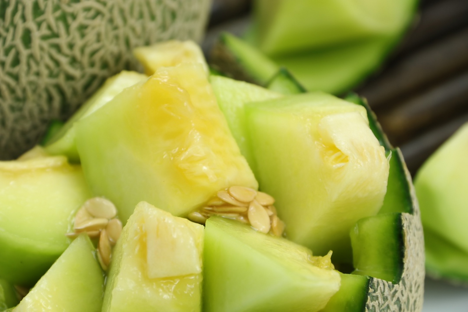 海南玫珑瓜90 绵软的果肉一口爆汁 尽管超甜却怎么吃也不腻97  奶