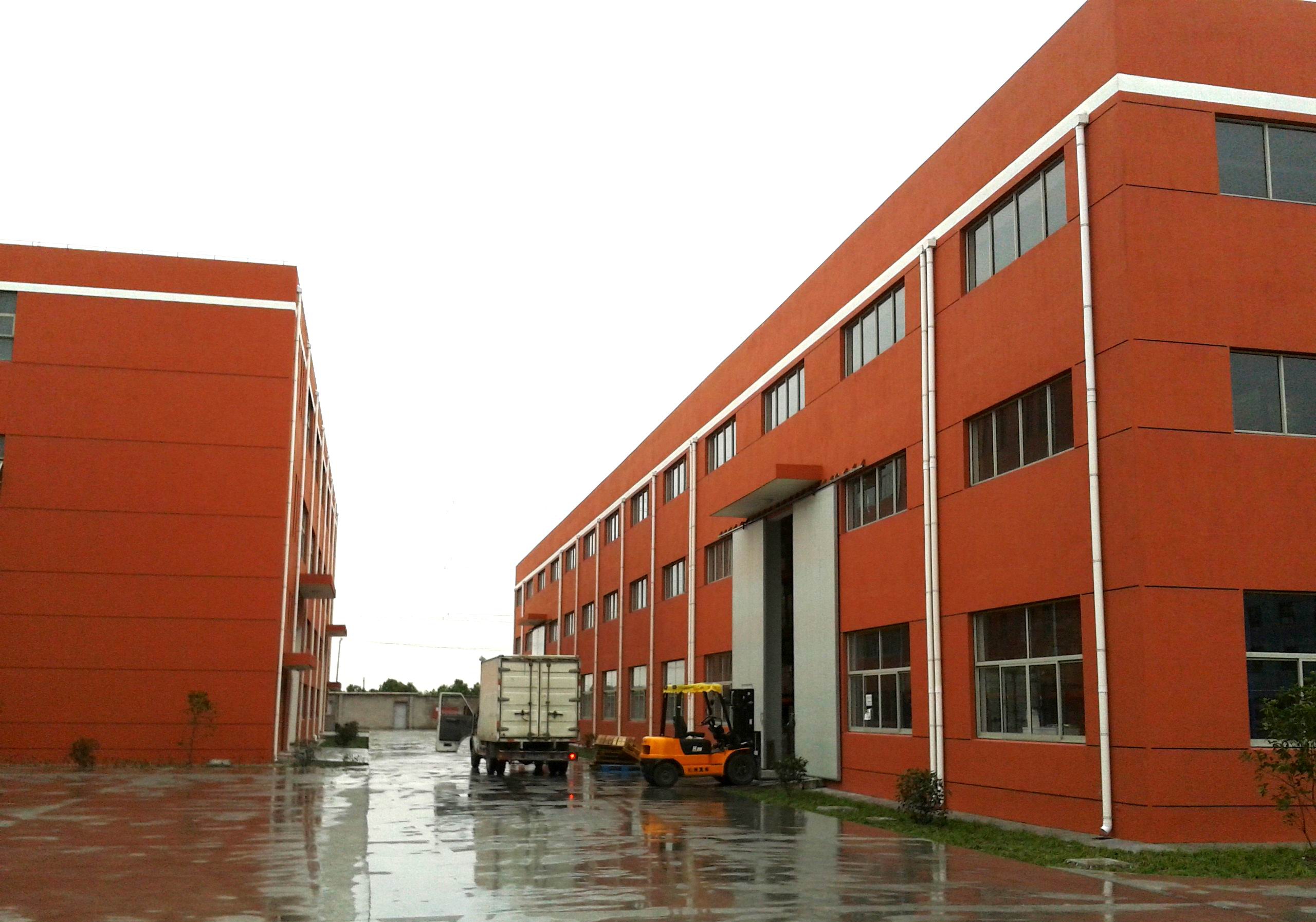 女织工在厂区死亡被鉴定系中毒:警方排除他杀,家属