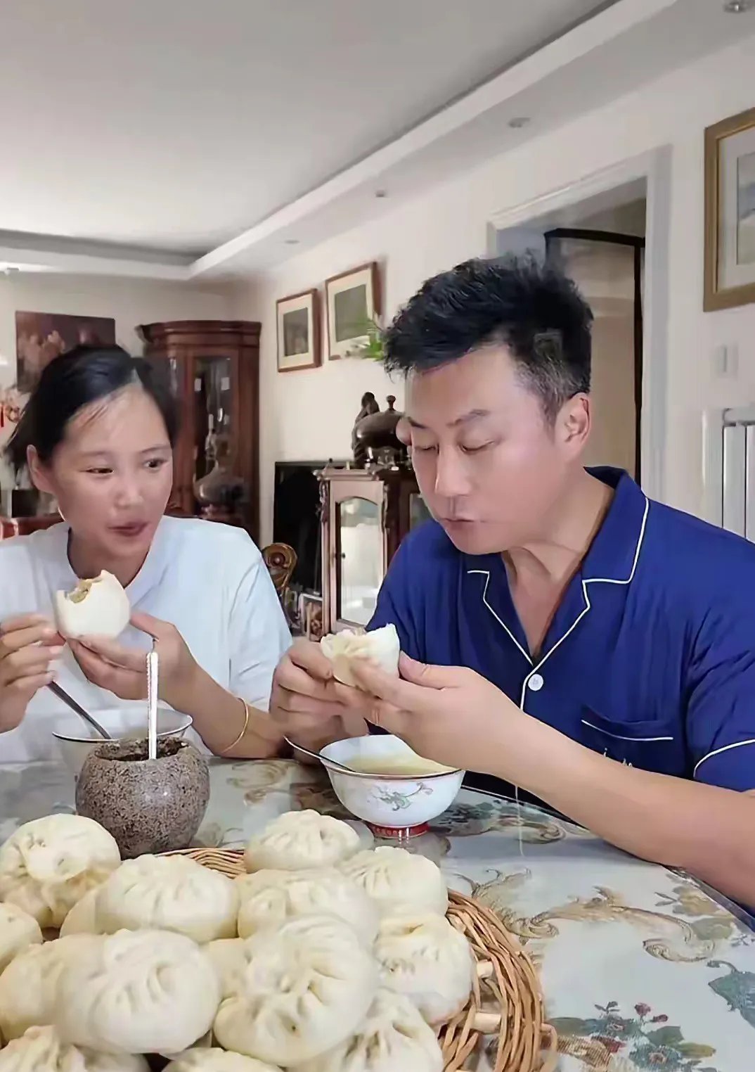 刚结婚的耿为华老师喜欢在网上分享幸福,这也可以理解,生活就该有趣味