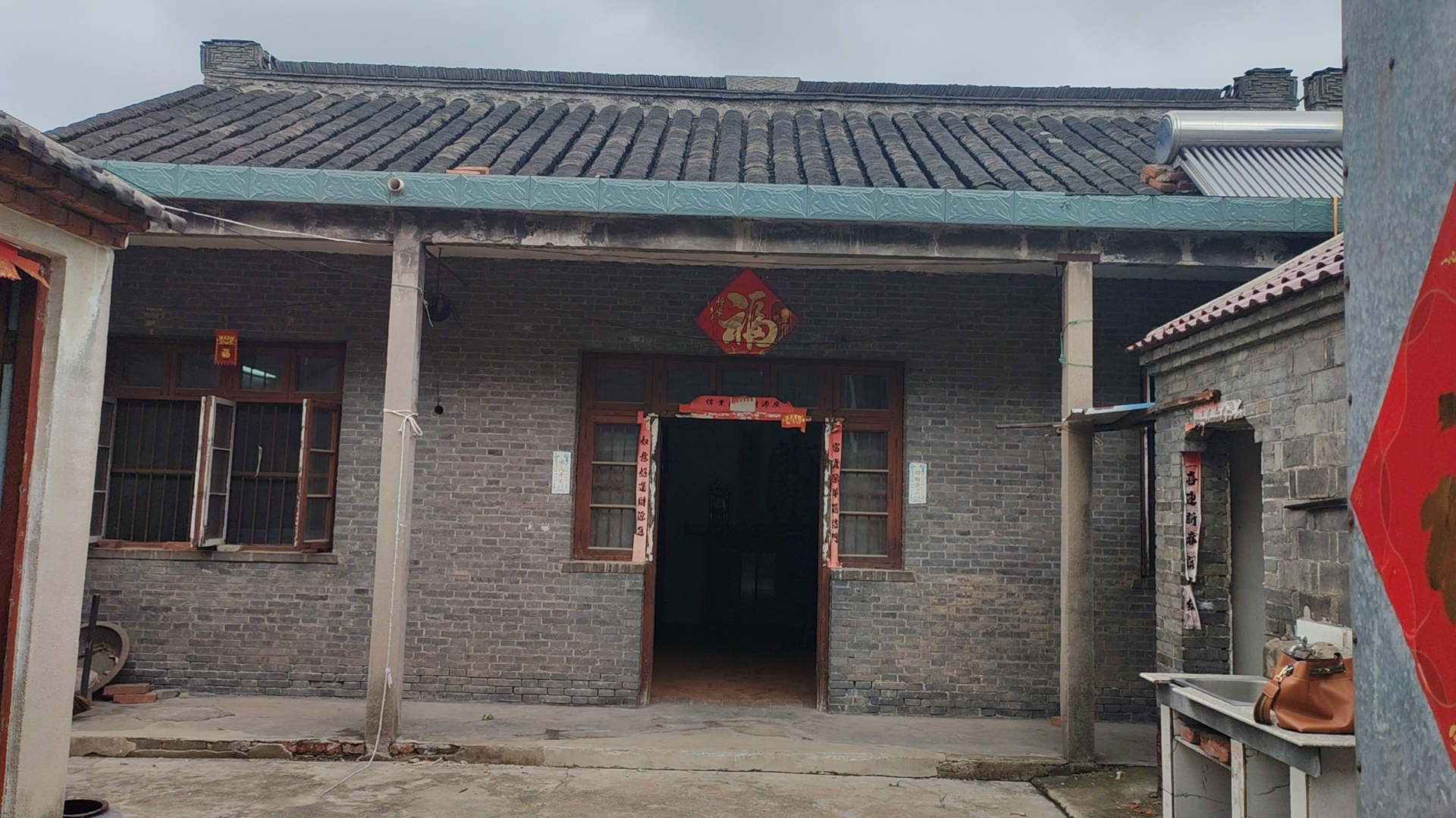 2024年三月底,顶着全家人的反对,花17万在小镇街上购买下的青砖瓦房