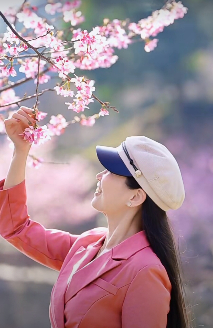 樱花树下美人笑图片