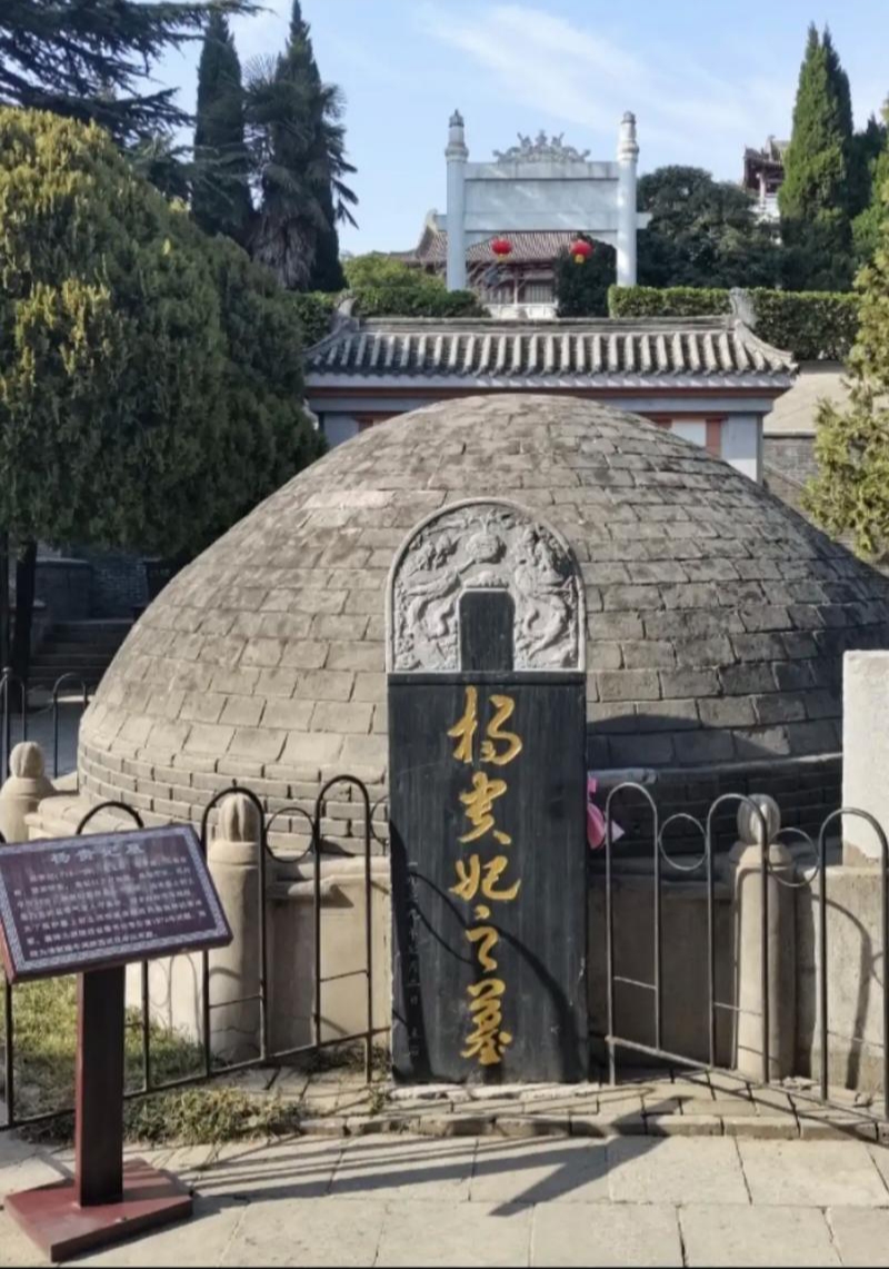 文/长亭 一盏清醇为谁浇?山亦俯腰,水亦息涛