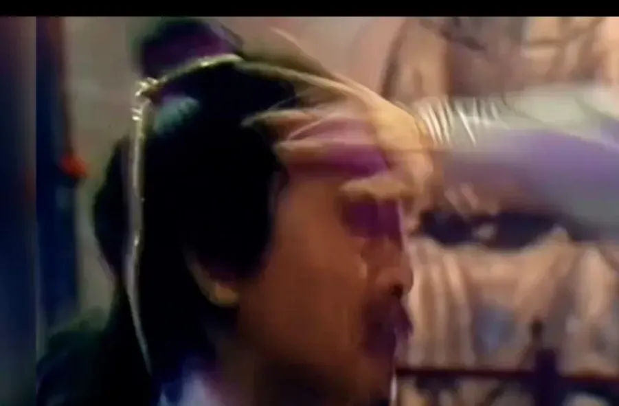 欧阳锋真的来到后,王重阳破关而出,一阳指正中欧阳年锋眉心.