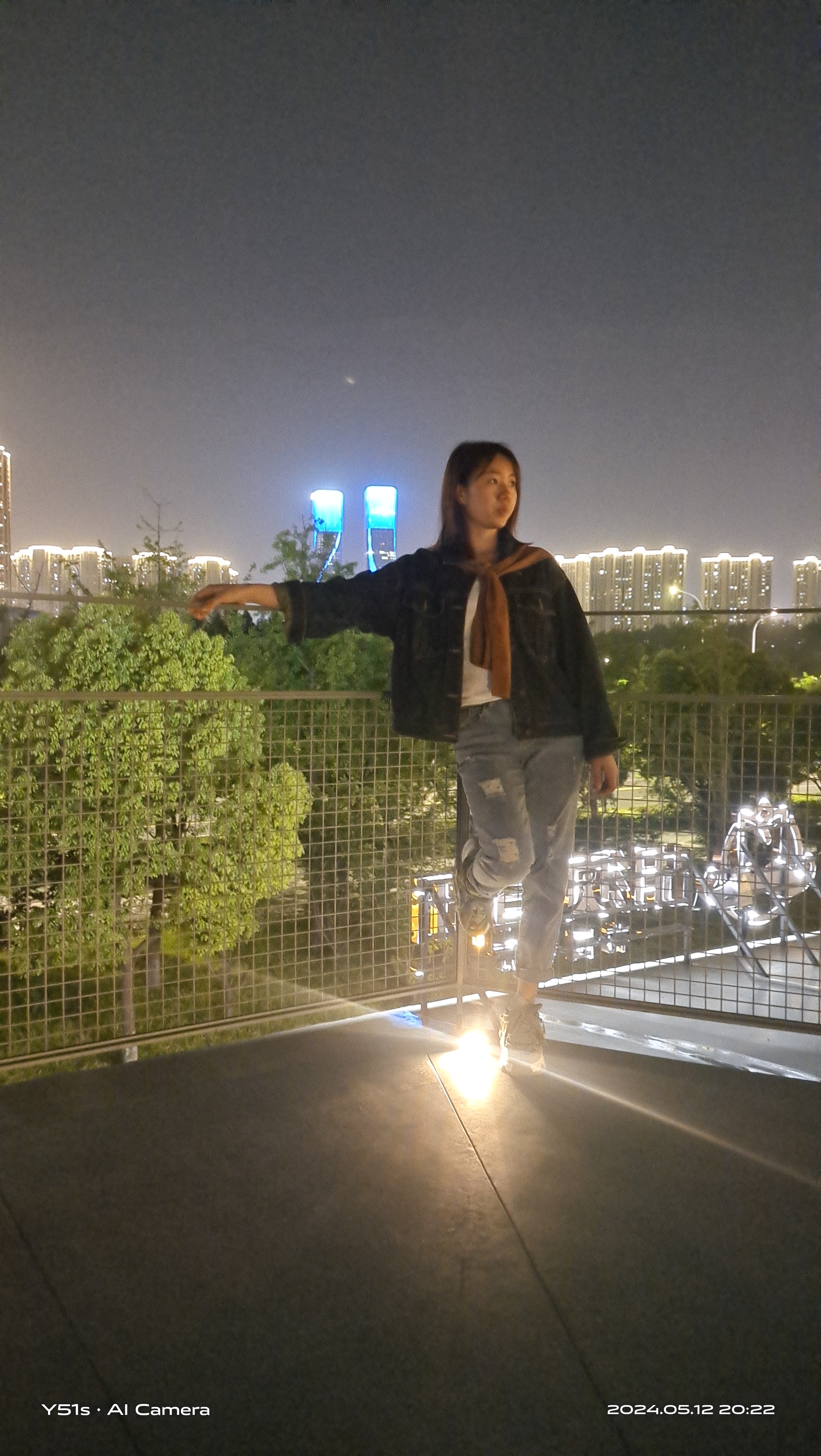 城市夜景,黑夹克女孩的神秘魅力  夜幕下的城市,高楼灯光闪烁,树木与