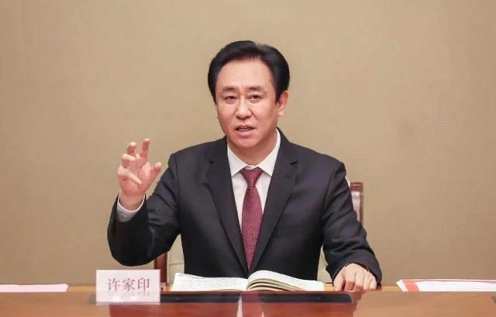 2014年,许家印决定做恒大冰泉,给团队定下了10亿销售额的目标,并且