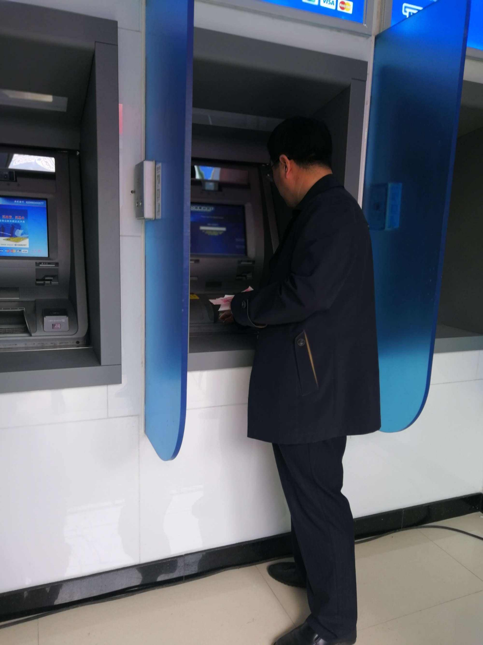 网上有个段子,一男子晚上去atm机取款,操作到一半,机器故障,一万块